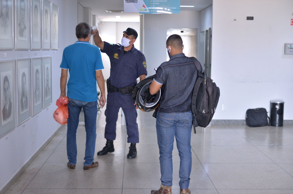 Servidores municipais de Aparecida cumprem medidas de proteção contra a Covid-19