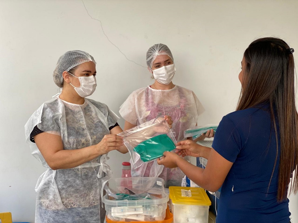 Para ajudar no combate ao Coronavírus, duas moradoras de Aparecida de Goiânia doam máscaras de tecido para usuários da UBS Parque Trindade