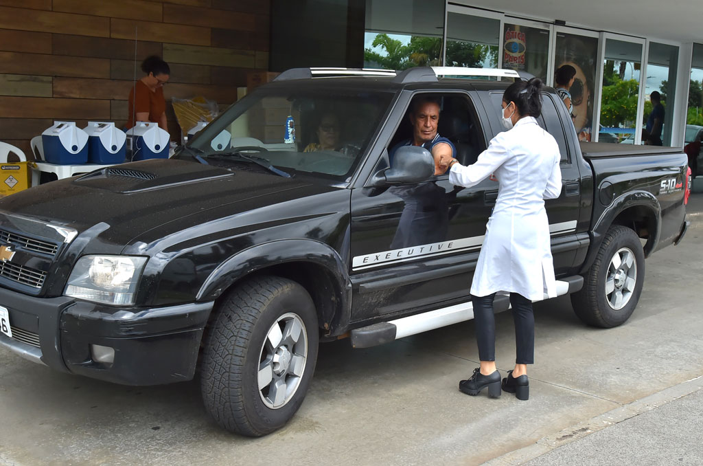 Prefeitura monta posto de vacinação drive-thru em frente ao Aparecida Shopping
