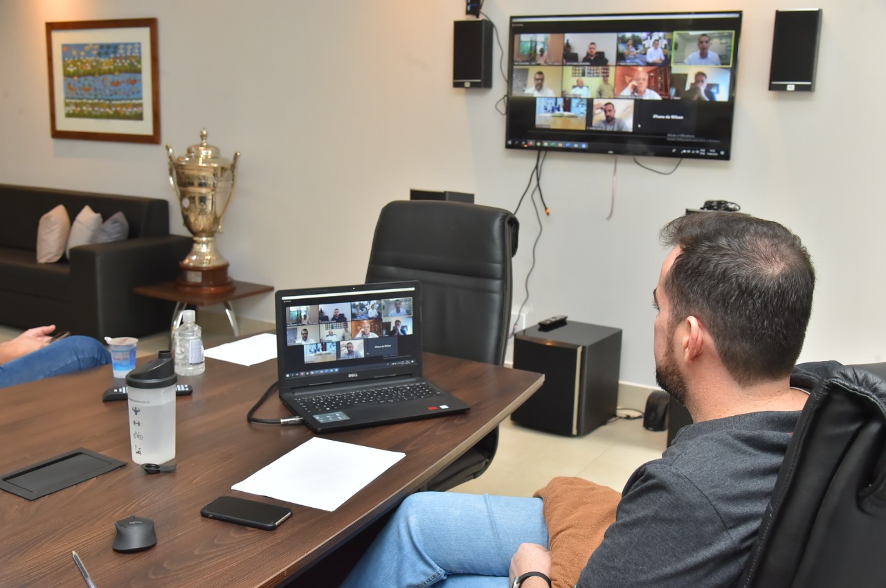 Gustavo Mendanha e Ronaldo Caiado discutem medidas sobre isolamento social por meio de videoconferência