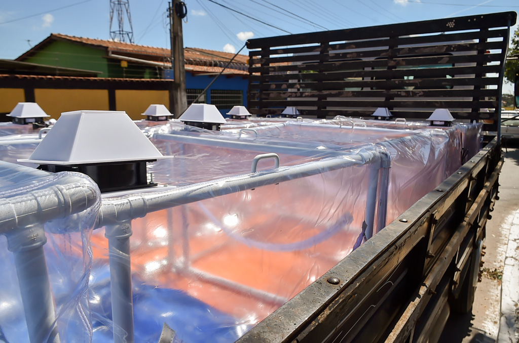 Aparecida recebe doação de 12 capsulas de respiração para ajudar no atendimento aos pacientes com covid-19