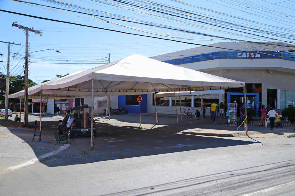 Prefeitura de Aparecida instala tendas em frente as agências da Caixa