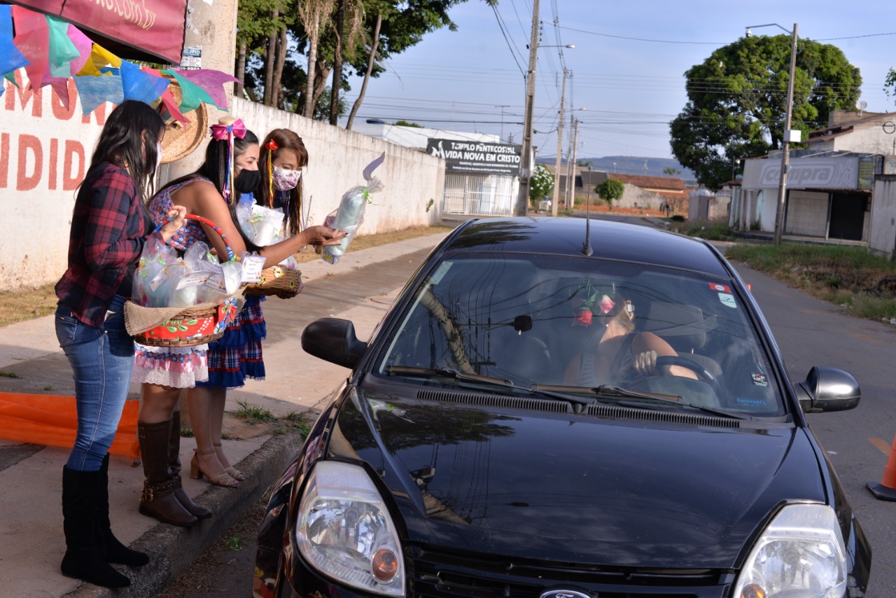 Escolas de Aparecida realizam Festa Junina em sistema Drive-Thru