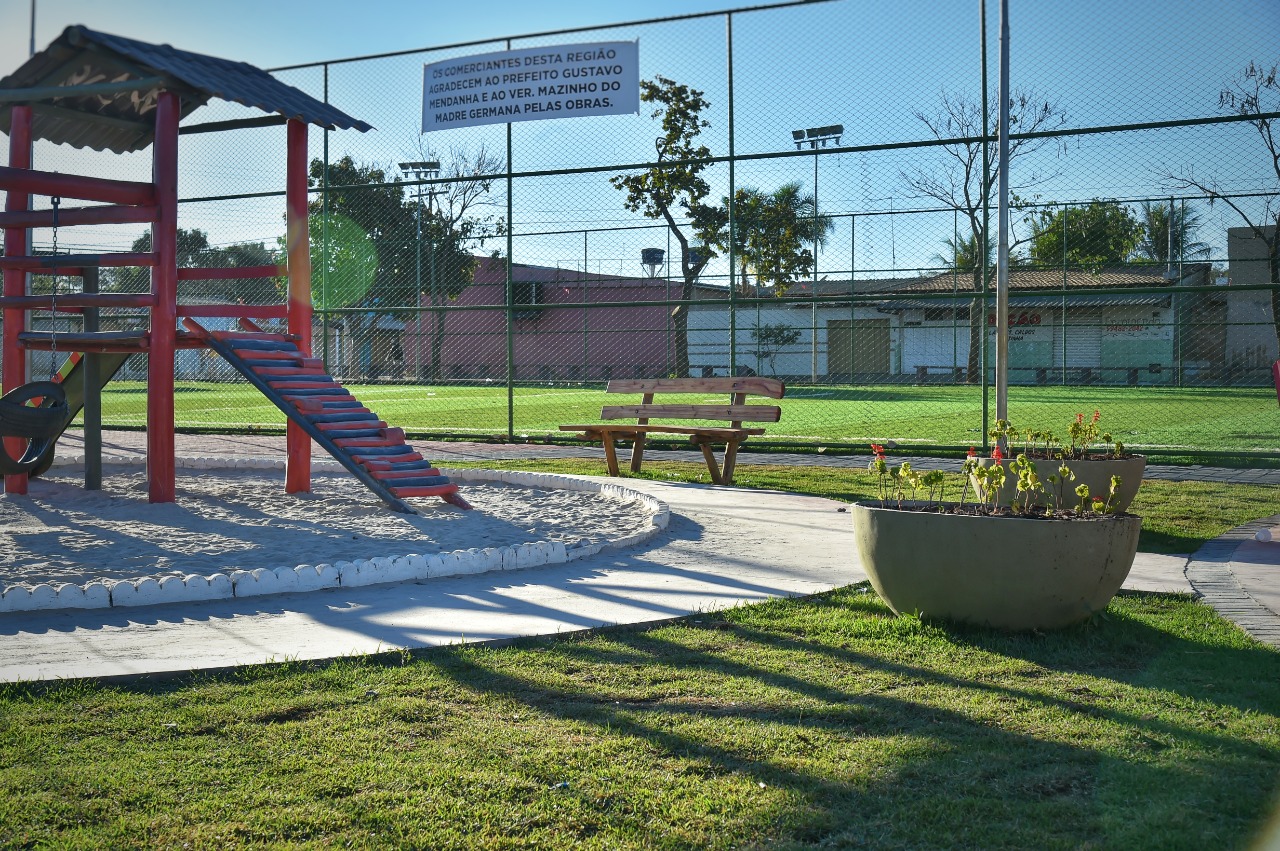 Inaugurada praça com campo sintético no Madre Germana