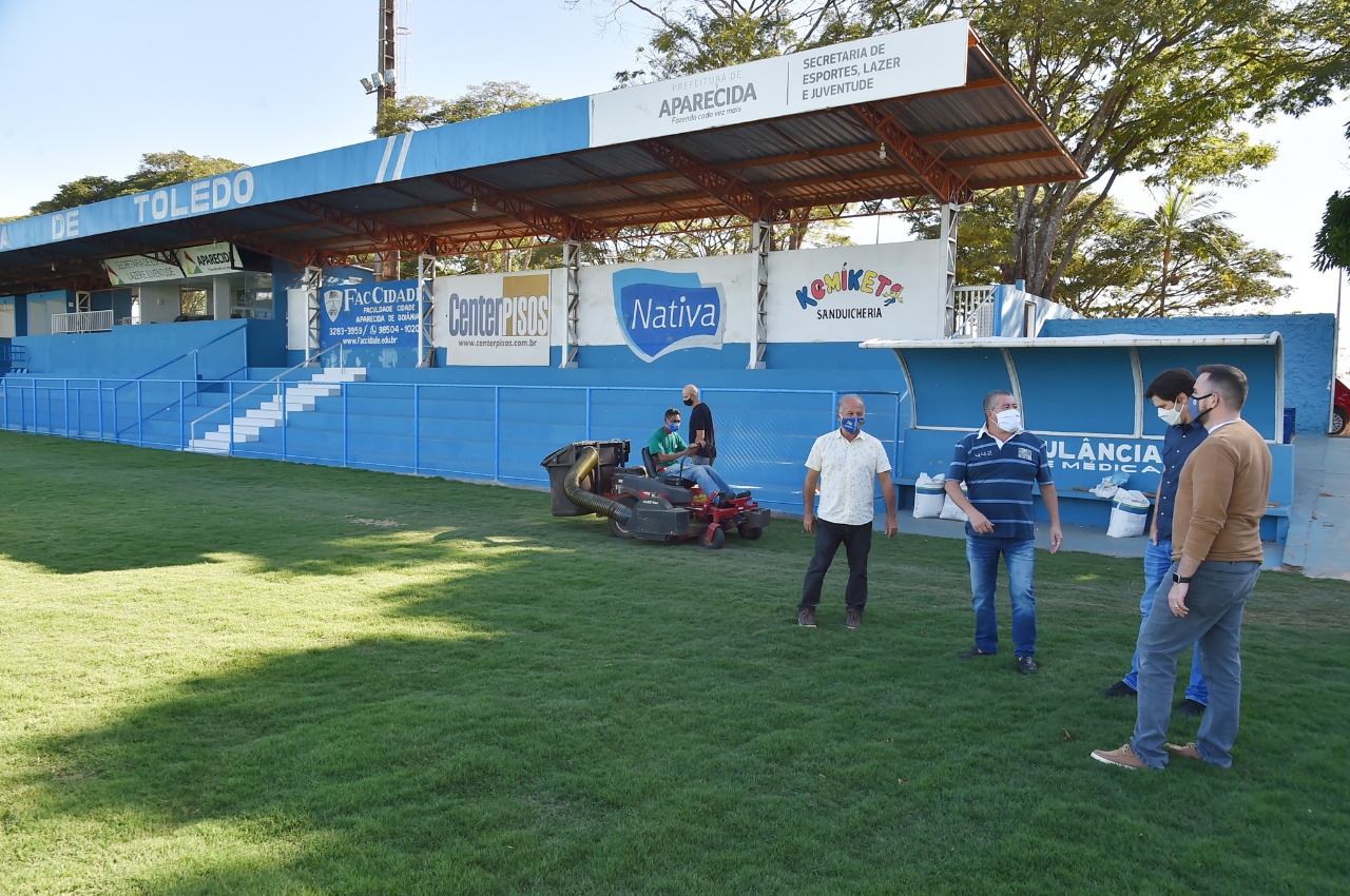 Gustavo vistoria obras de reforma do Estádio Annibal Batista de Toledo