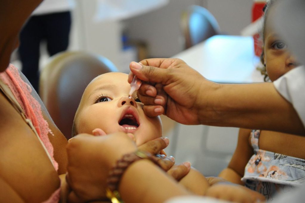 Saúde de Aparecida de Goiânia realiza vacinação contra a paralisia infantil e a febre amarela em dois shopping centers da cidade