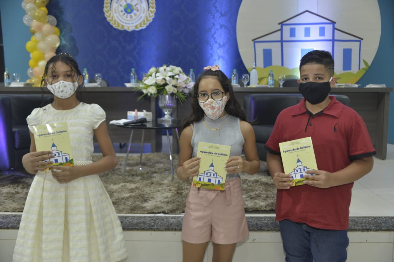 Alunos da rede municipal eternizam sentimentos por Aparecida em livro que reúne poemas e desenhos