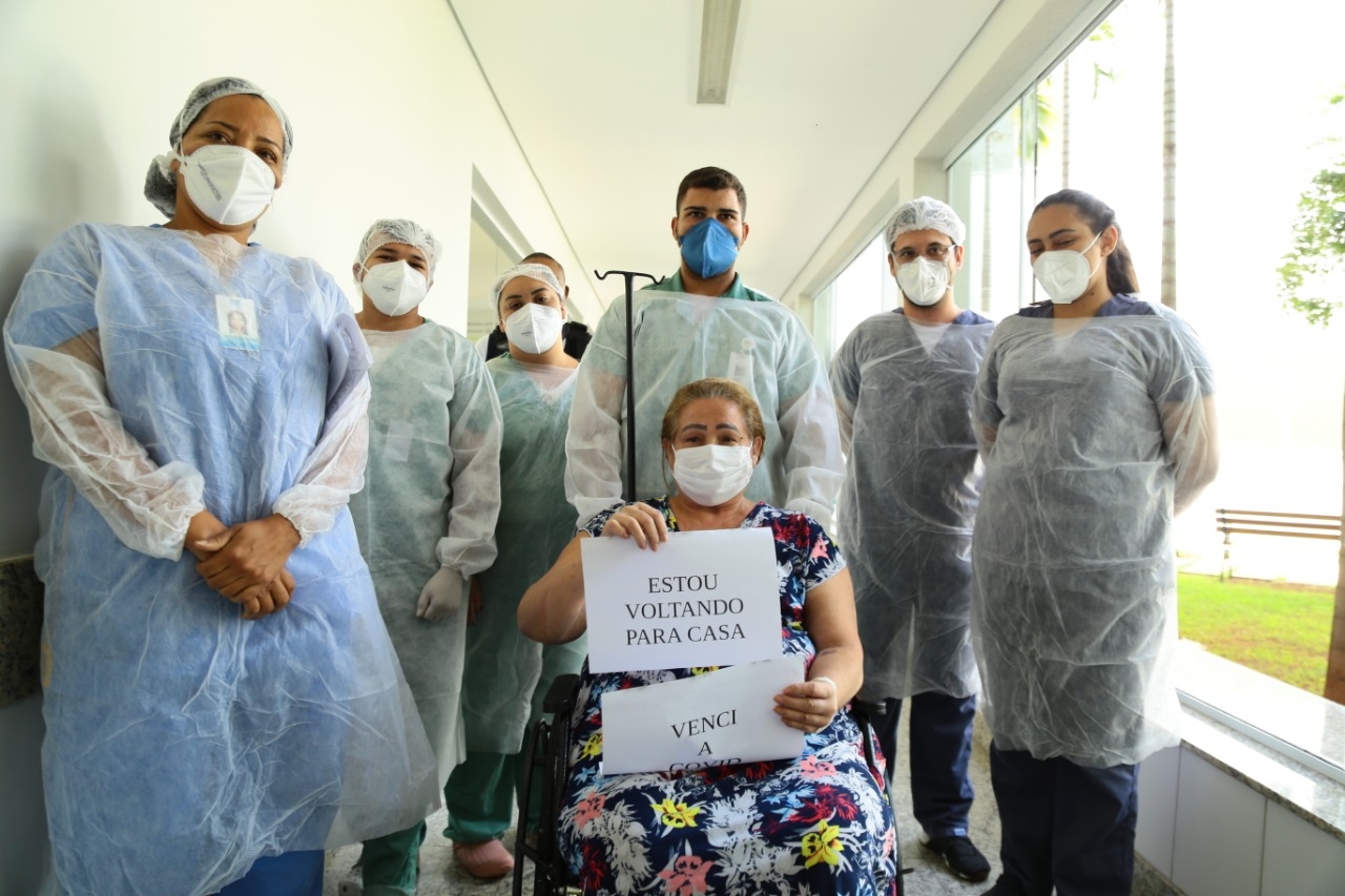 Mais uma paciente de Manaus recebe alta do Hospital Municipal de Aparecida