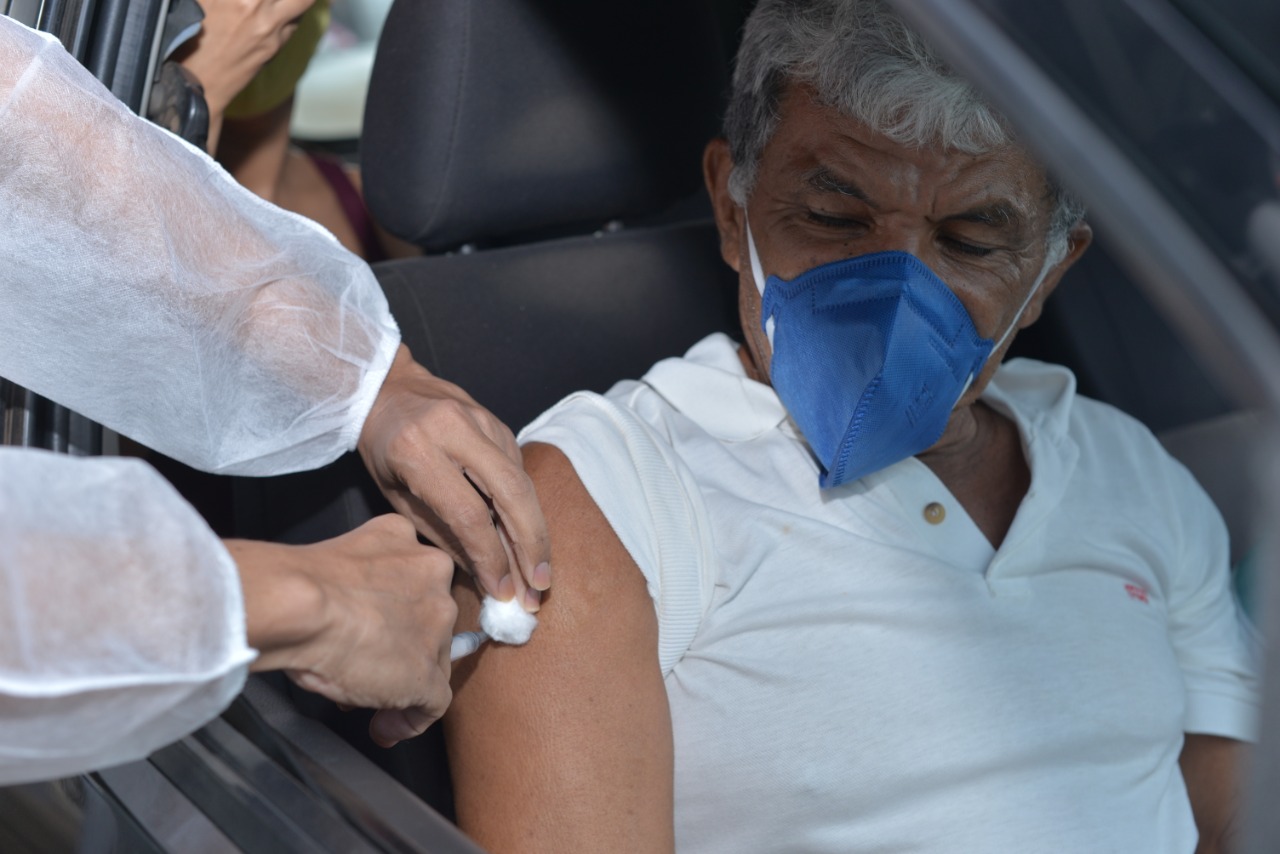 Aparecida vacina Idosos com mais de 70 anos em drive-thrus e UBS´s contra a covid-19