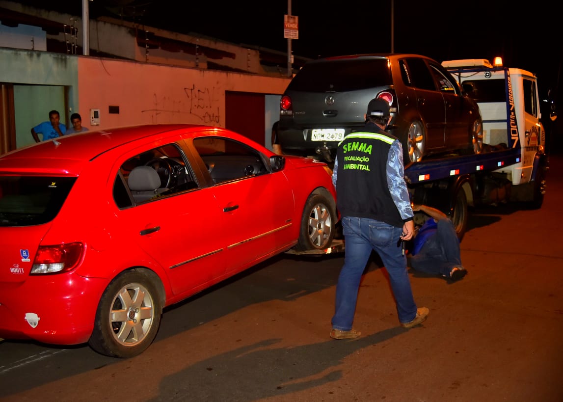 Fiscalização de Aparecida interdita bar, casa de shows e apreende dois carros