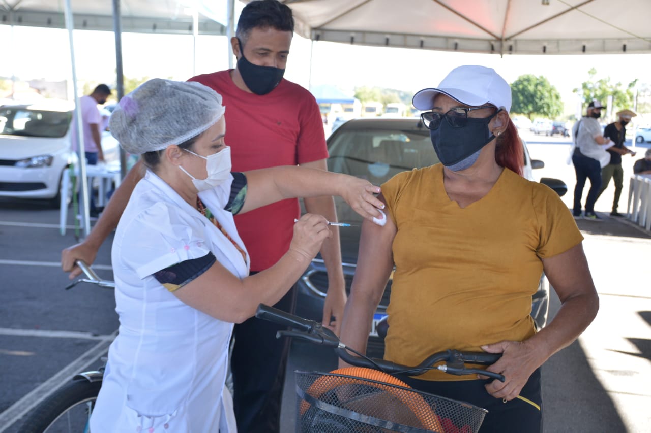 Aparecida aguarda o envio de mais vacinas para retomar a aplicação da 1ª dose nos drive-thrus da cidade