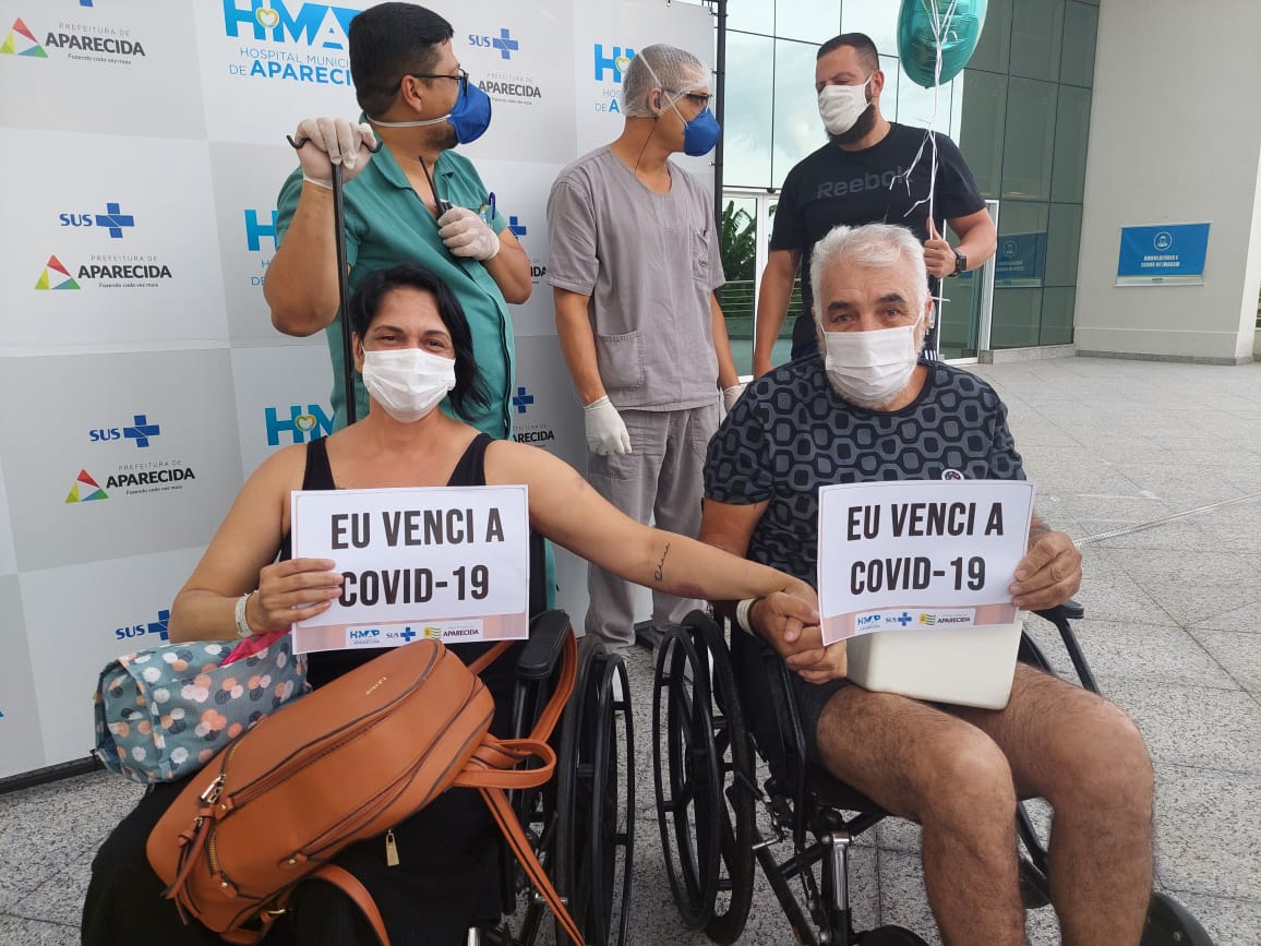 Casal vence a Covid-19 e recebe alta juntos do HMAP