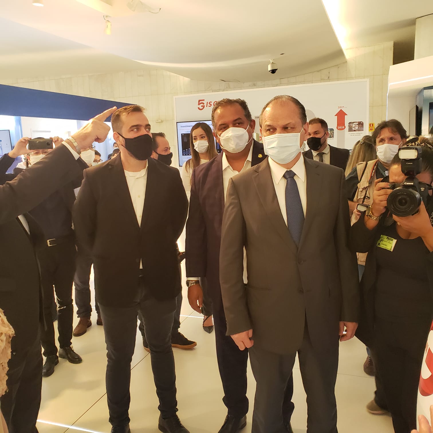 Em Brasília, Gustavo Mendanha conhece exposição de tecnologia 5G