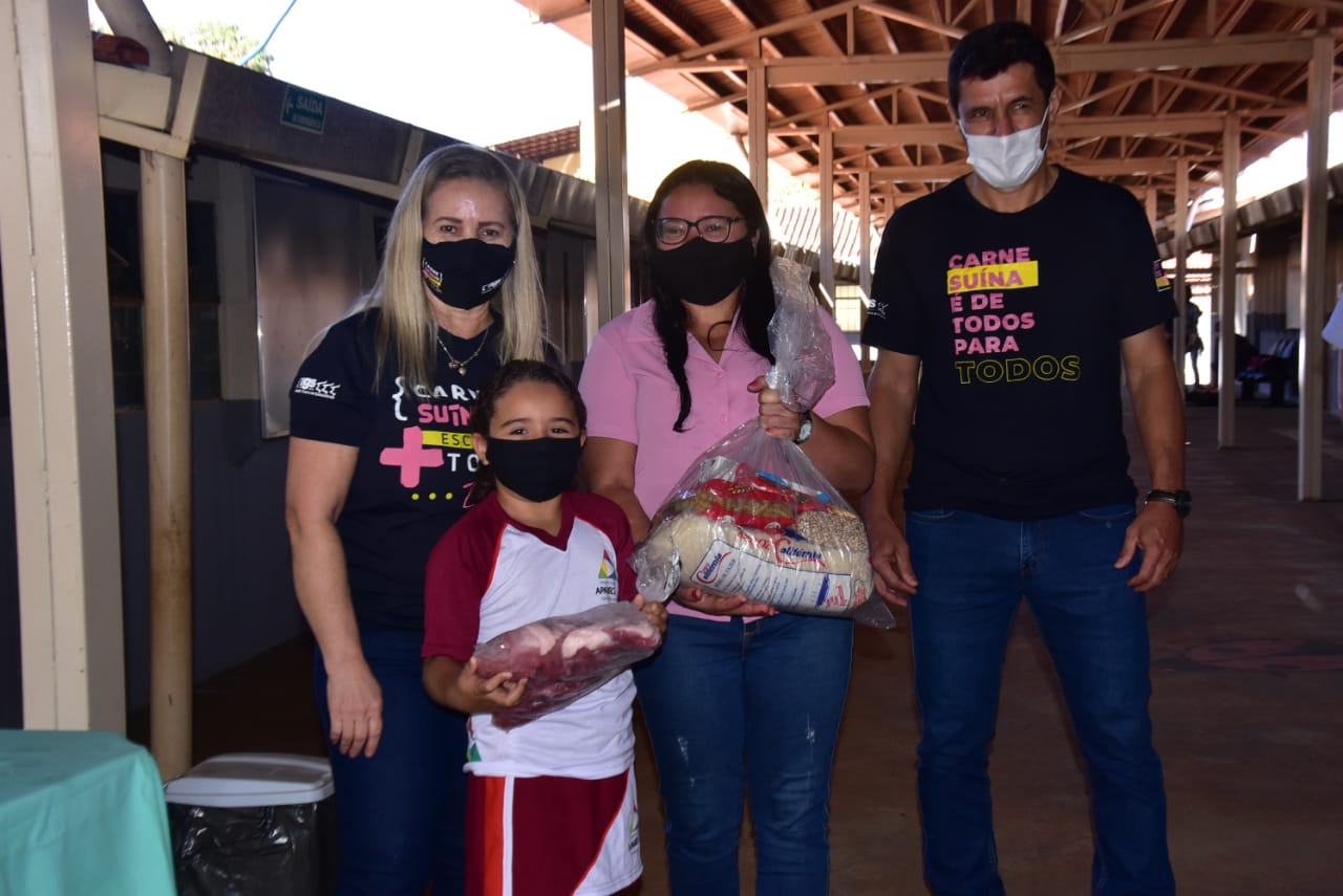 Escola municipal de Aparecida recebe doação de kits de carne suína