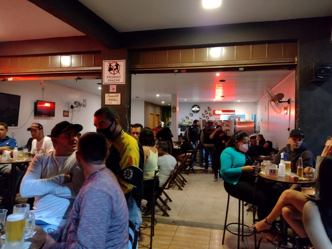 Equipes de fiscalização interditam bares por aglomeração em Aparecida