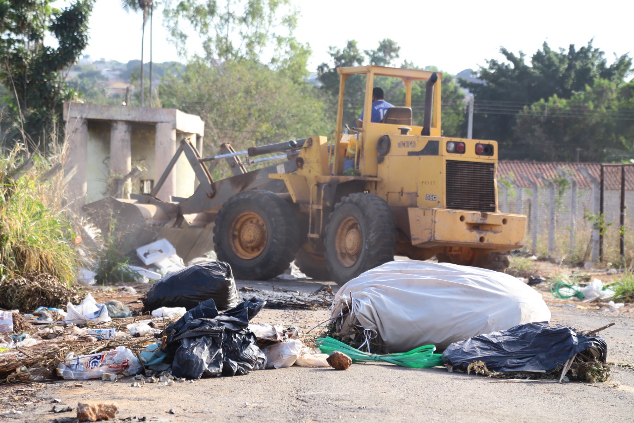Prefeitura limpa lotes baldios em Aparecida