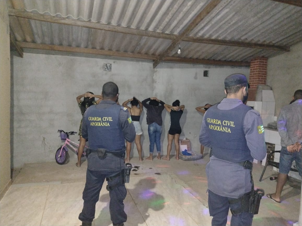Fiscalização encerra duas festas clandestinas e multa 63 por não uso de máscara em Aparecida