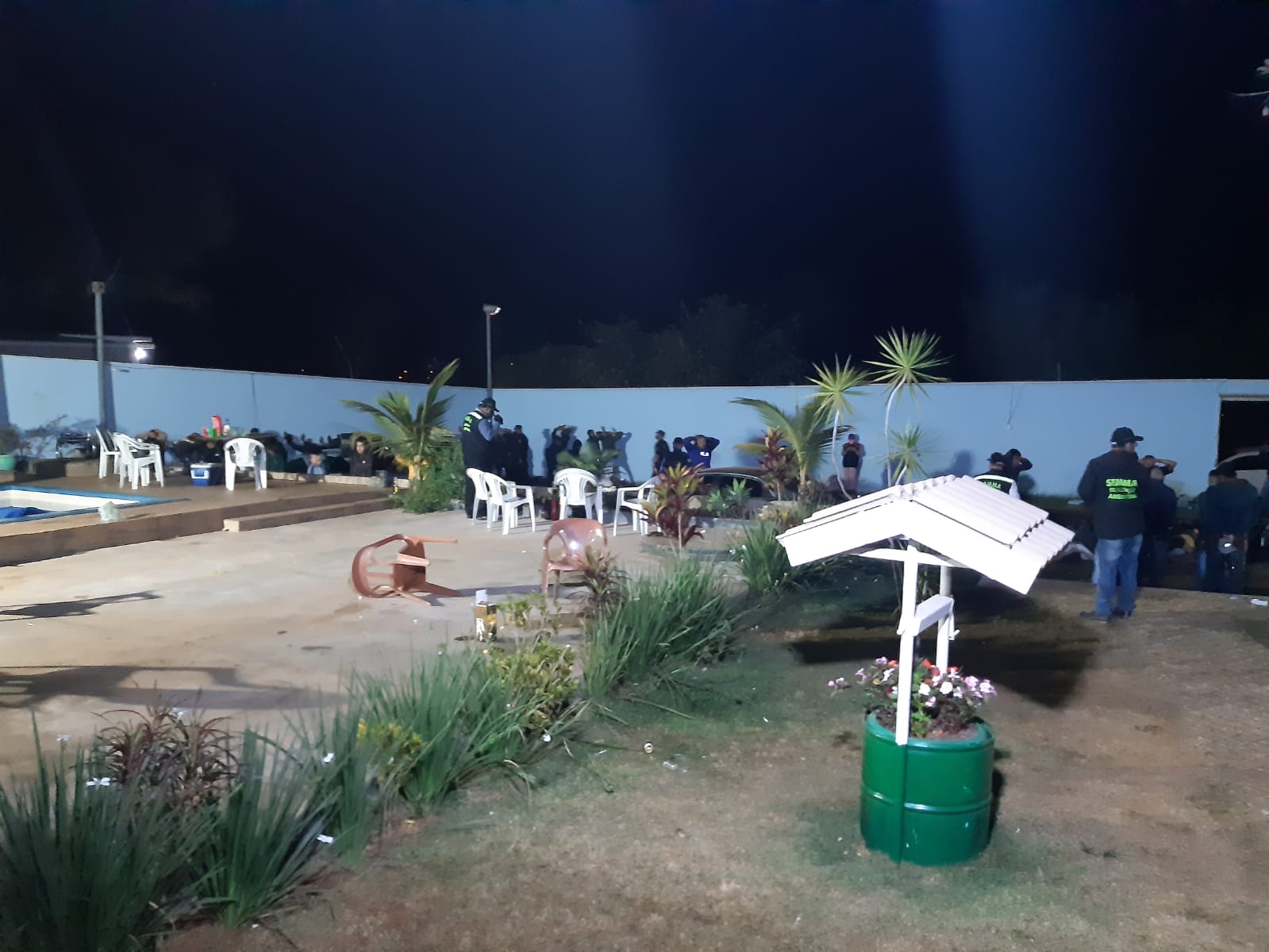 Fiscalização encerra duas festas clandestinas e multa 123 pessoas em Aparecida