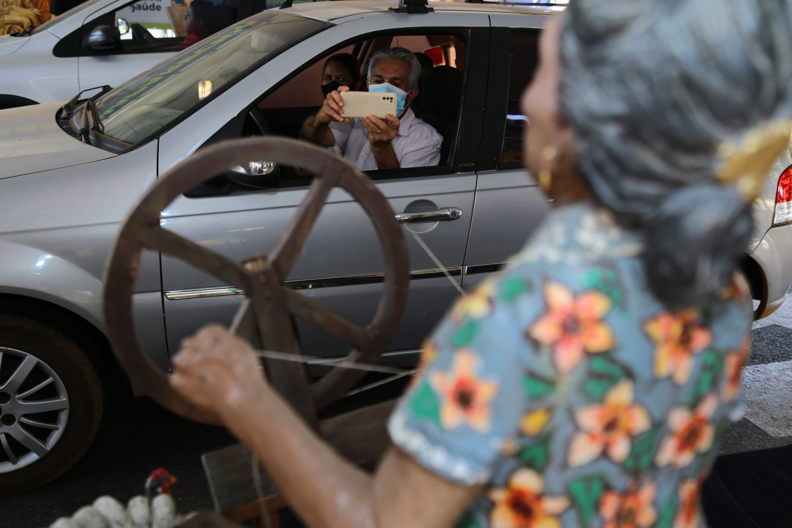 Artistas expõem obras em drive-thru de vacinação em Aparecida