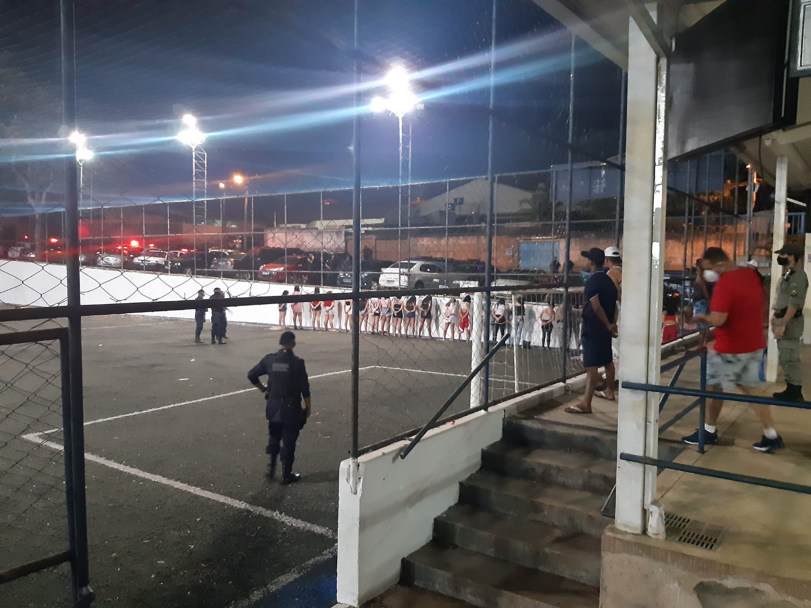 Fiscalização encerra festa clandestina com quase 300 pessoas em Aparecida