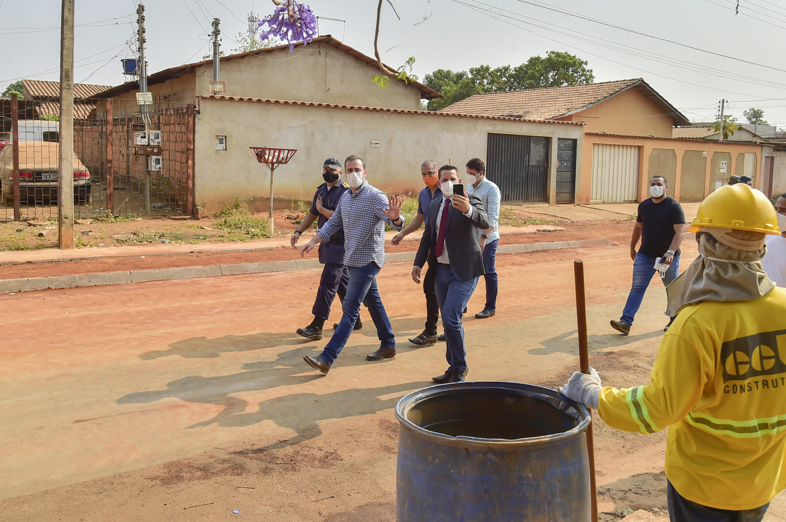 Prefeito  vistoria obras de pavimentação no Parque das Nações e Bairro Itapuã
