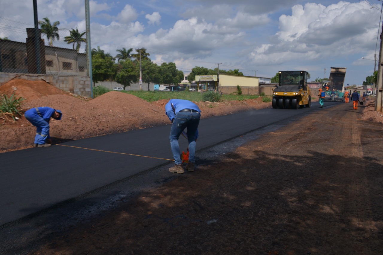 Ruas da 2ª etapa do Retiro do Bosque recebem capa asfáltica; obras devem ser concluídas ainda neste ano