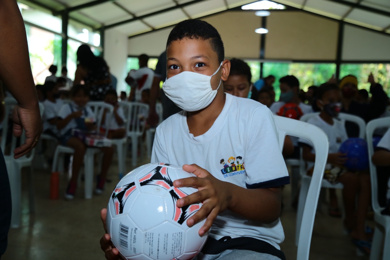 Crianças se divertem e recebem brinquedos em ação da Assistência Social de Aparecida