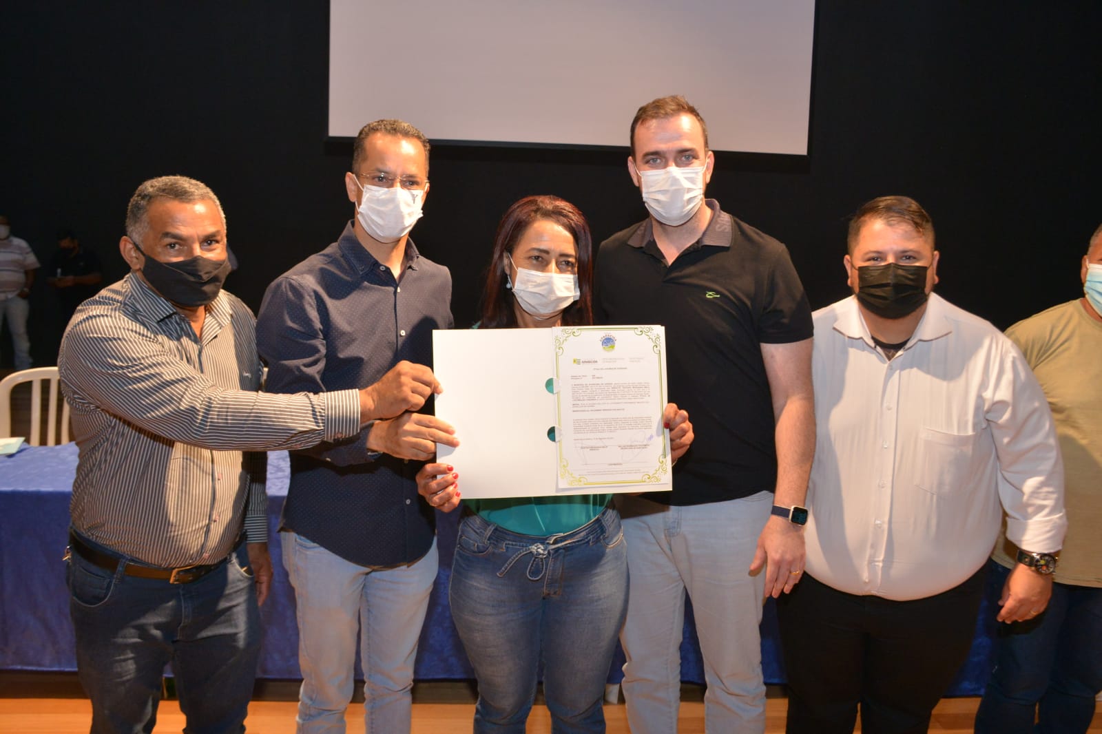 Prefeitura entrega 255 escrituras para moradores de 16 bairros em Aparecida