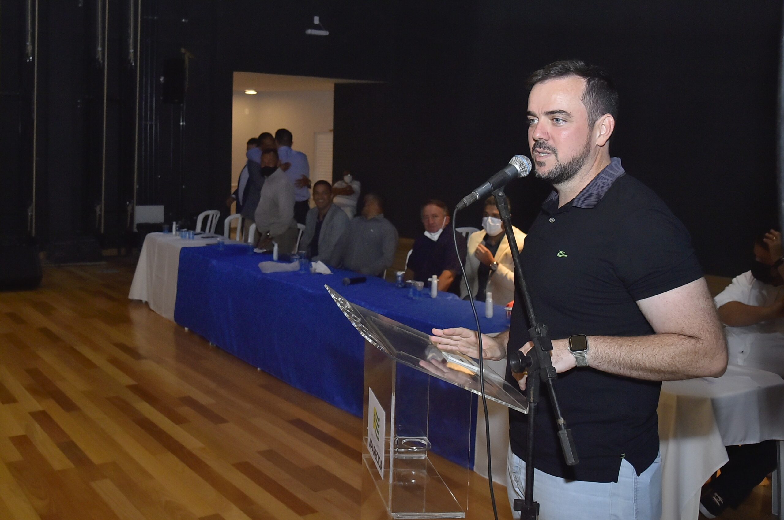 Gustavo Mendanha anuncia abono salarial para servidores da educação