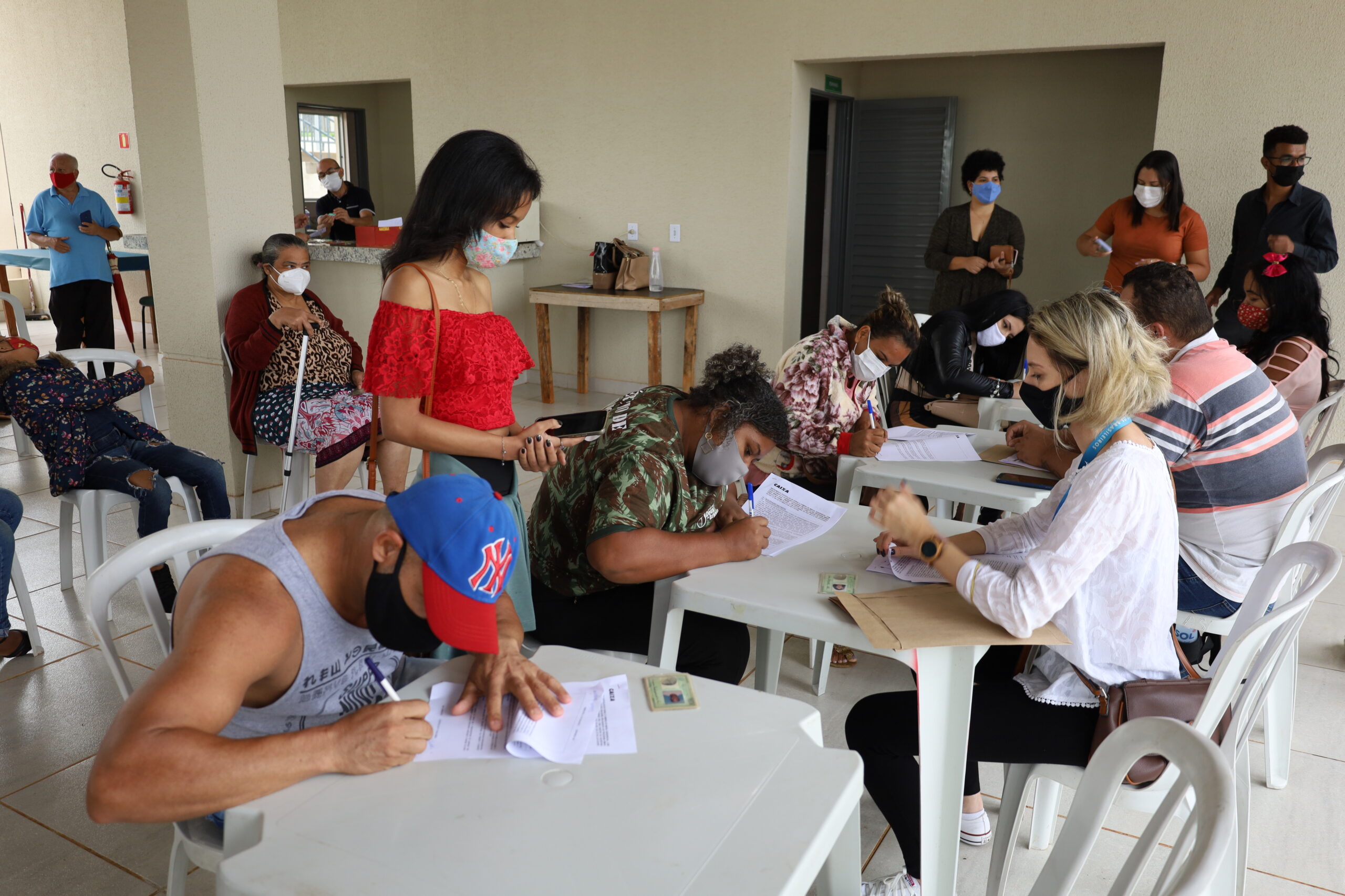 Mais 28 famílias contempladas do Agenor Modesto assinam contrato e recebem chaves das moradias