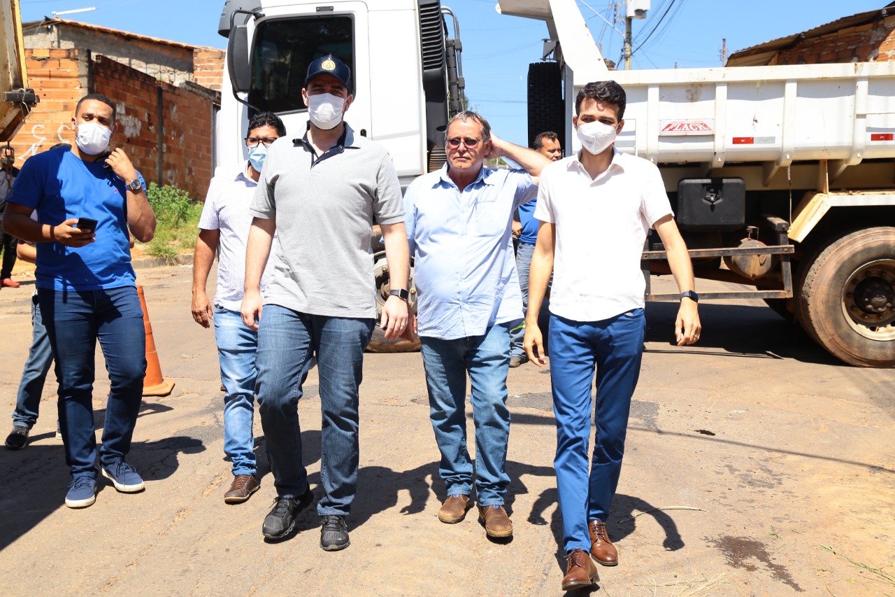 Prefeito Gustavo Mendanha vistoria serviços de limpeza urbana em Aparecida