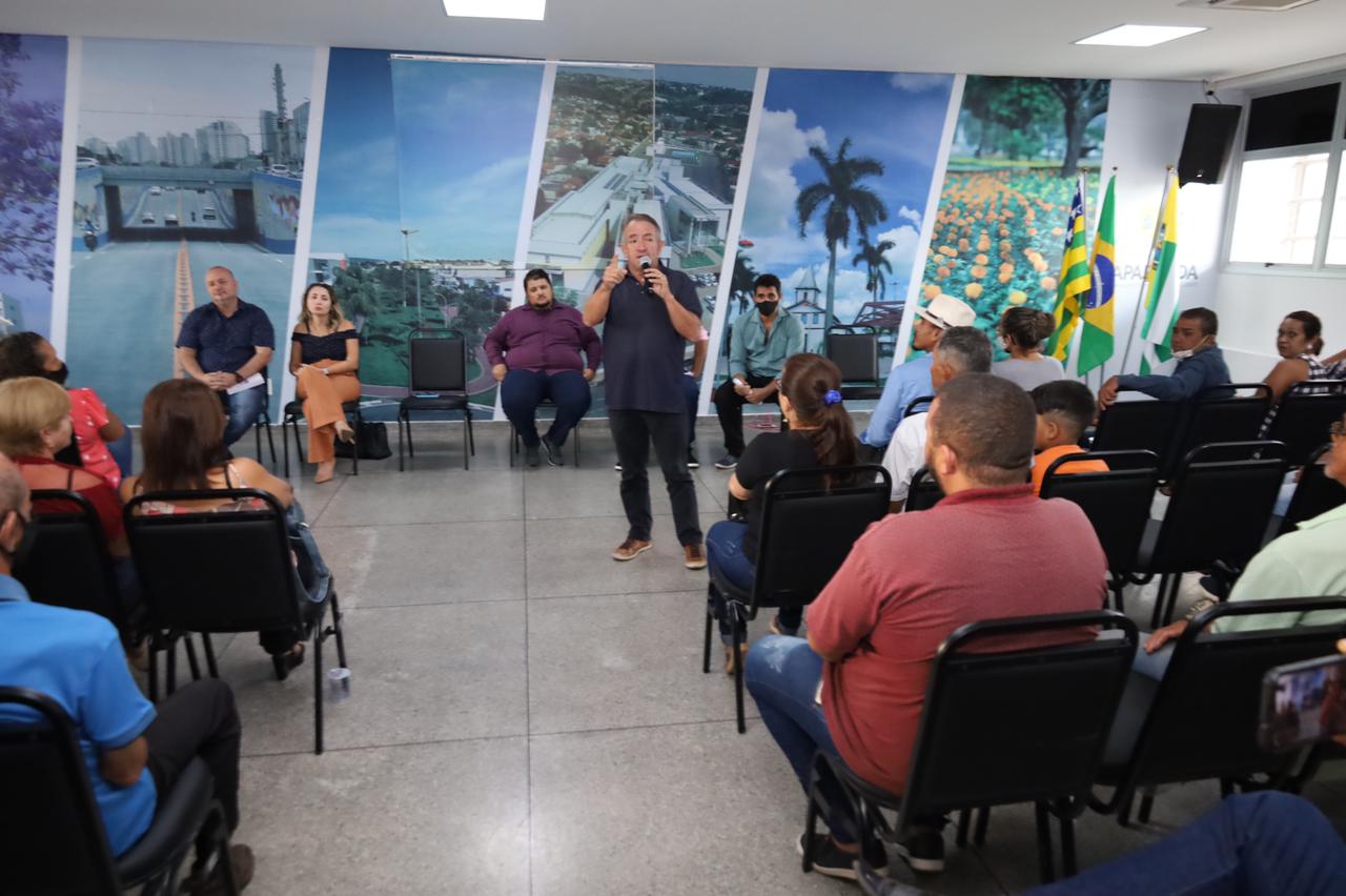 Prefeito Vilmar Mariano recebe comitiva de moradores do Setor Vale do Sol