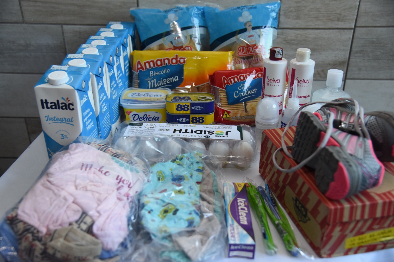 Entrega de 350 kits de proteínas, higiene e vestuário beneficiam famílias em Aparecida