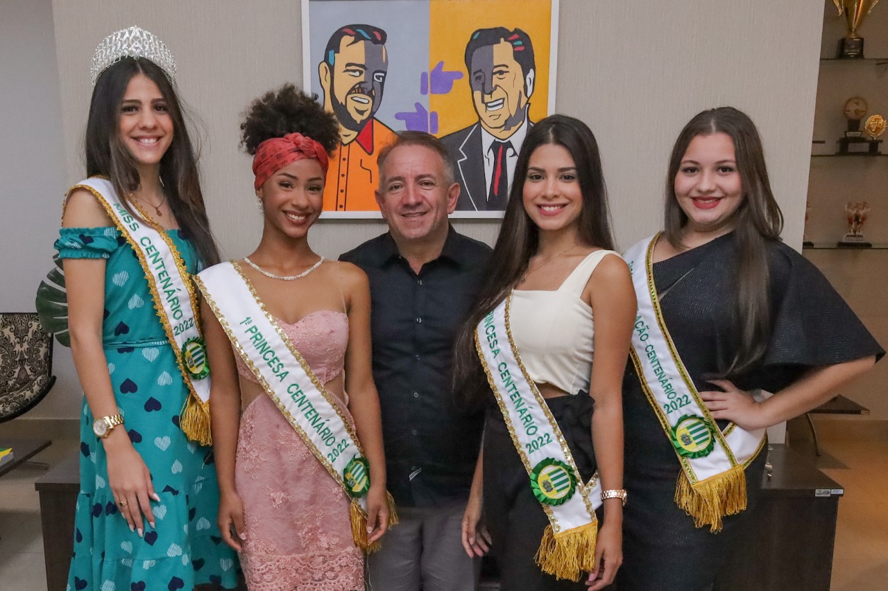 Prefeito Vilmar Mariano recebe vencedoras do concurso Miss Centenário Aparecida