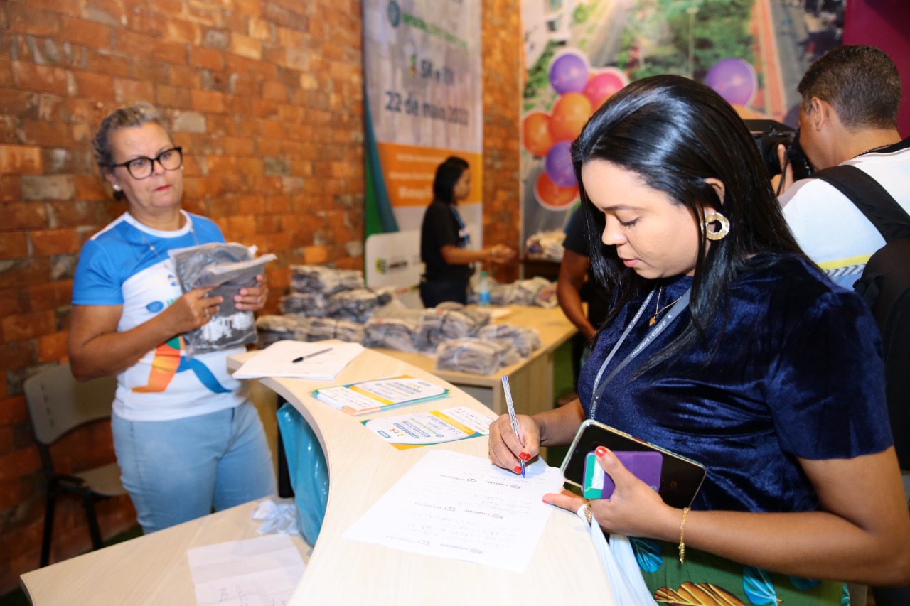 Prefeitura troca camisetas do “Eu Amo Aparecida” por alimentos
