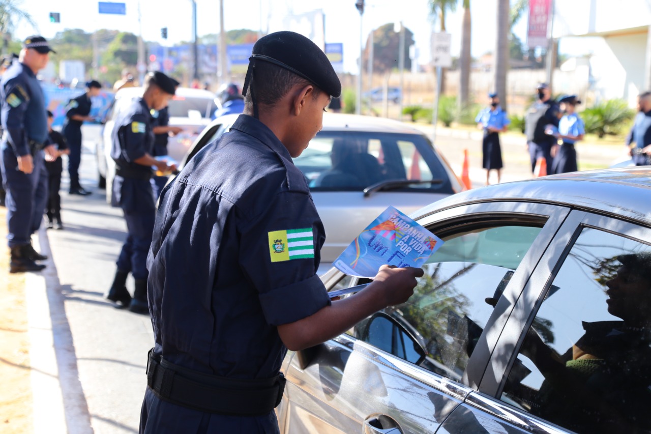 Blitz educativa alerta sobre riscos de linhas cortantes, em Aparecida