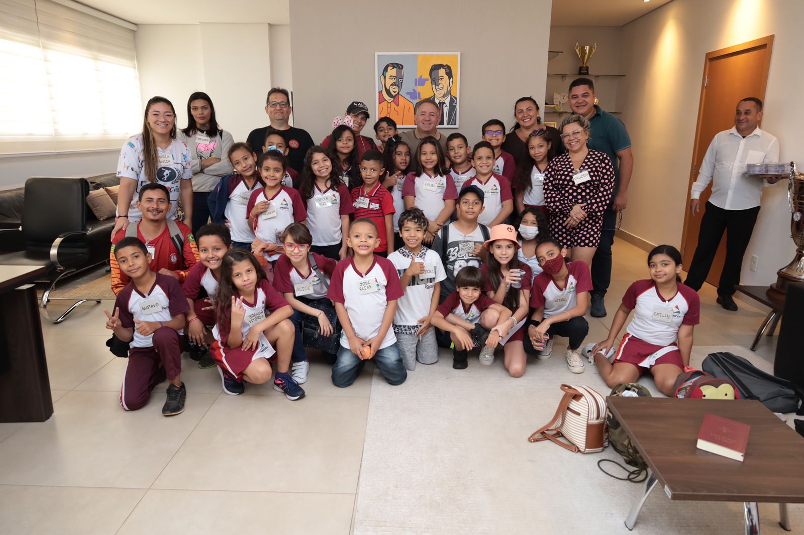 Escola municipal promove passeio e leva crianças para conhecer gabinete do prefeito Vilmar Mariano