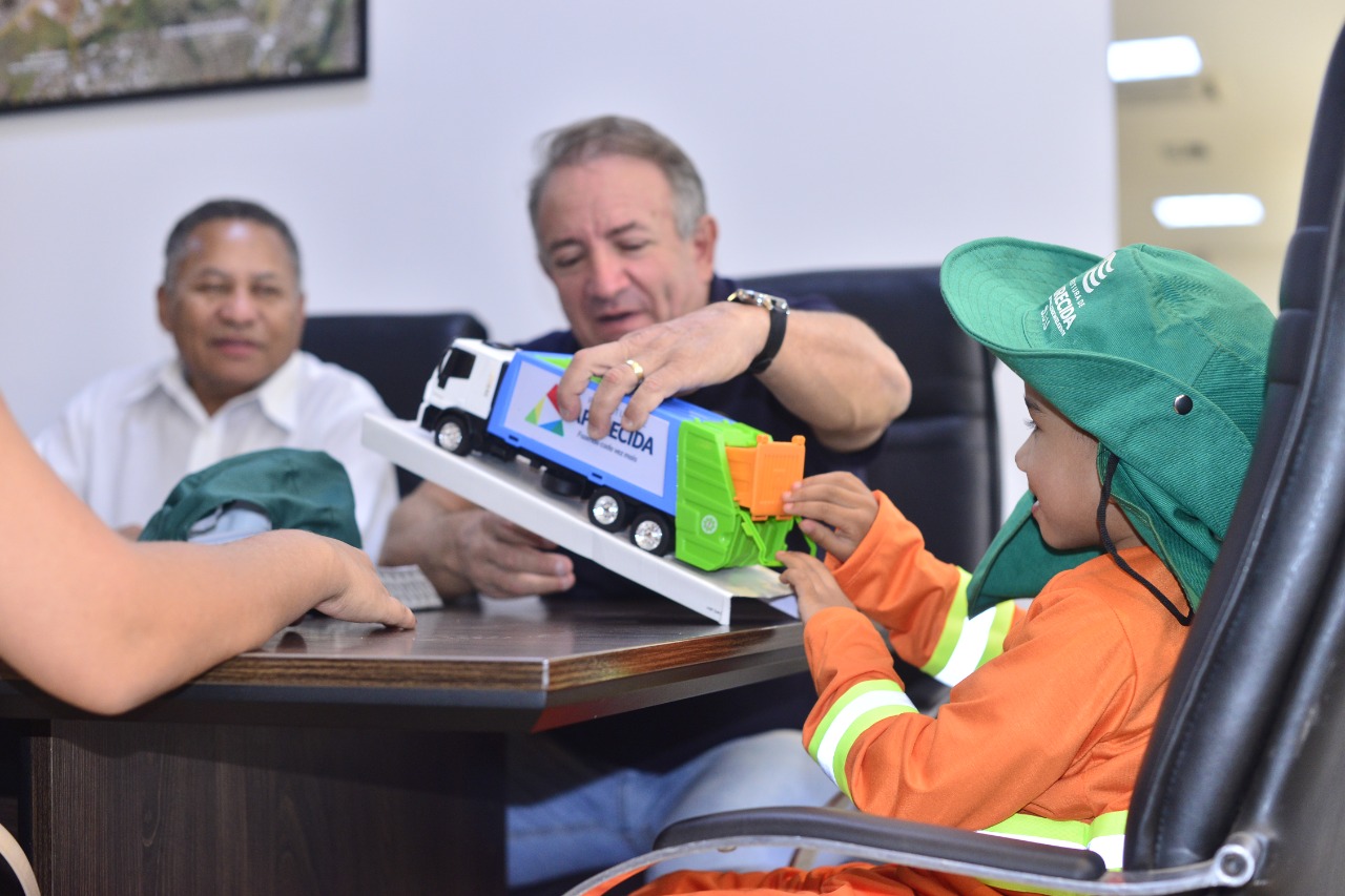 Fã dos garis visita prefeito e ganha uniforme