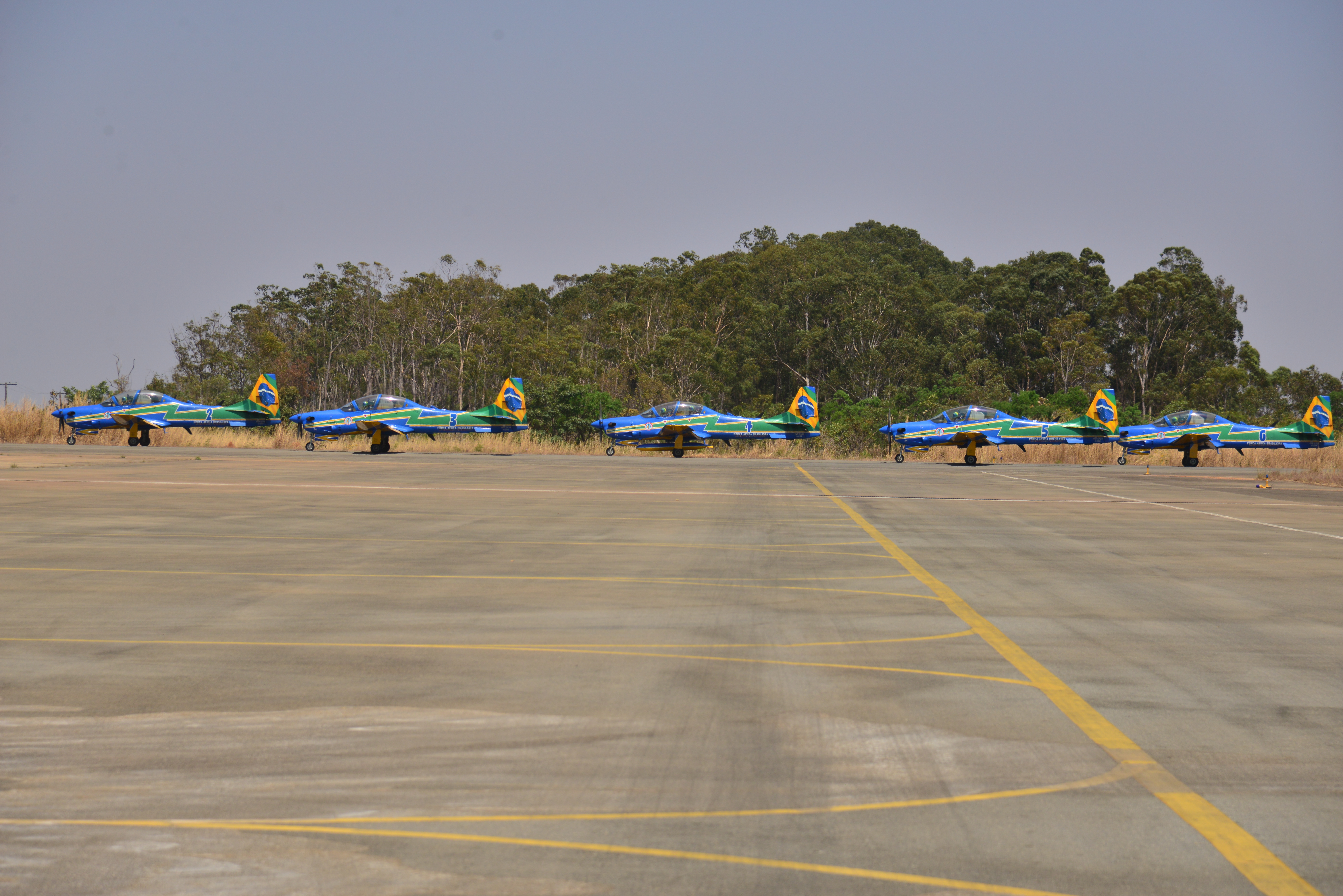 Esquadrilha da Fumaça chega à Base Aérea para apresentação em Aparecida