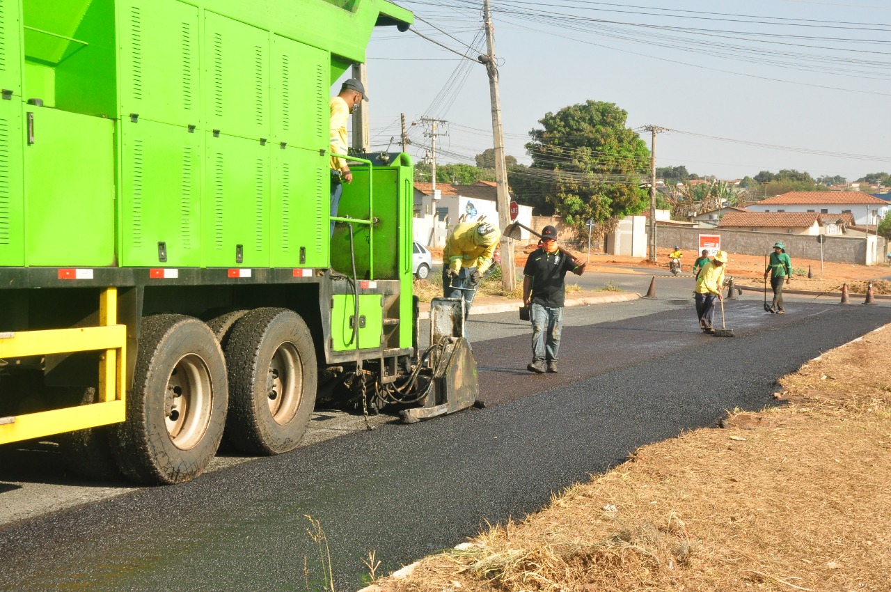 Seinfra de Aparecida realiza recapeamento da Avenida Brasil no Jardim Buriti Sereno