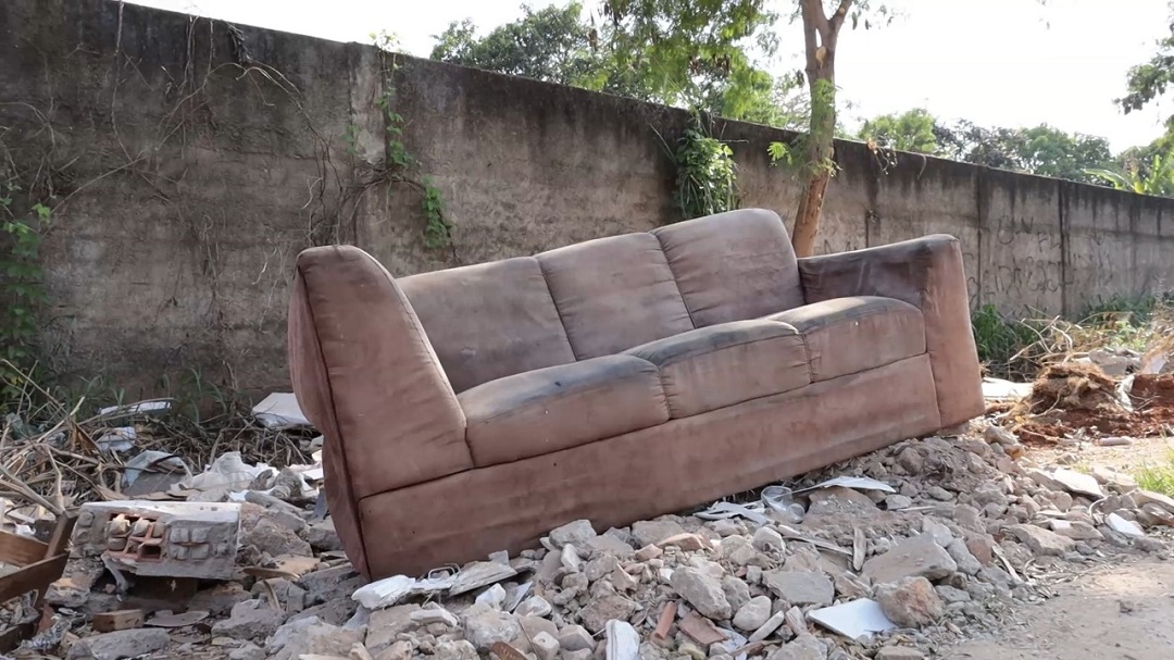 Operação da Prefeitura de Aparecida remove lixo e entulho de terreno no Jardim Maria Inês