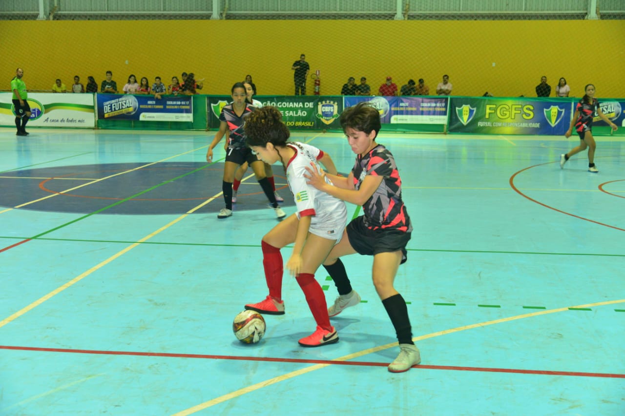Esporte realiza torneios de futsal e vôlei em homenagem às mulheres