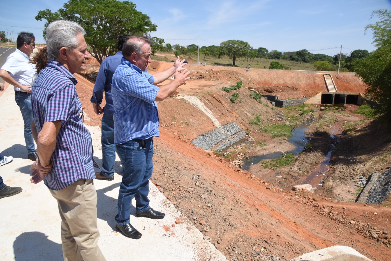Comitiva vistoria obras financiadas pela CAF em Aparecida de Goiânia