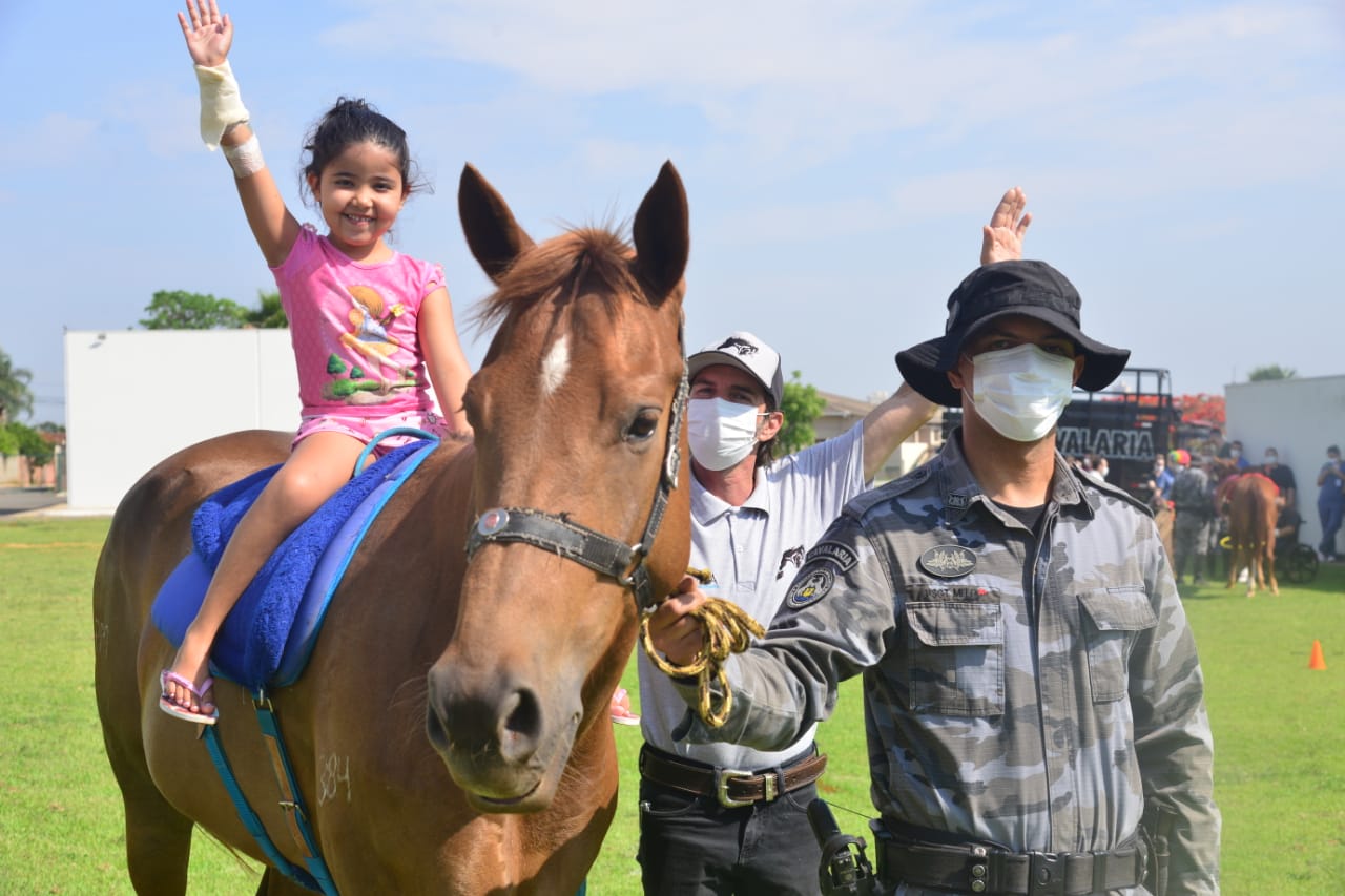 Crianças internadas no HMAP se divertem em terapia assistida com cavalos
