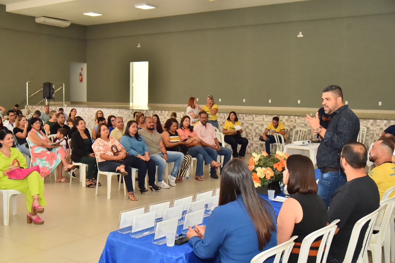 Encontro destaca uso de tecnologias e trabalhos de robótica na educação municipal de Aparecida