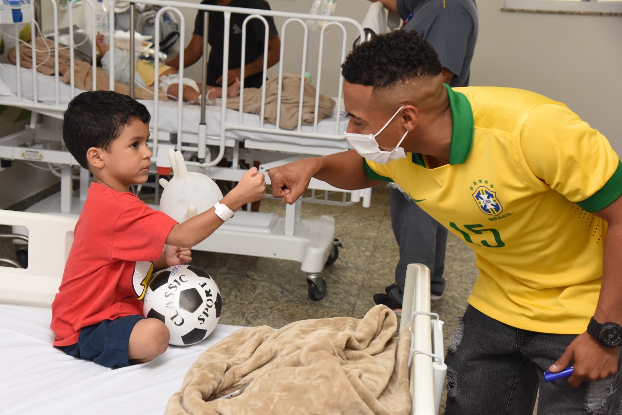 Crianças no HMAP recebem jogador de futebol e ganham bolas autografadas