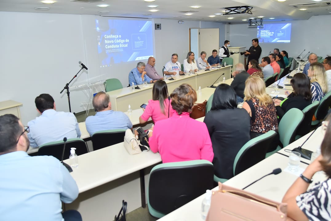 Prefeito Vilmar Mariano participa de reunião para inovar o sistema de ensino do município