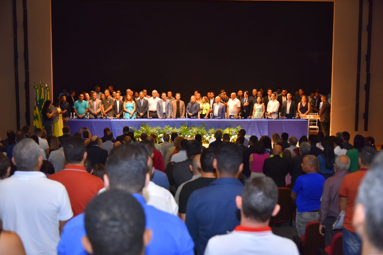 Vilmar empossa novos titulares da Fazenda e do AparecidaPREV ao lado de autoridades, empresários e representantes classistas