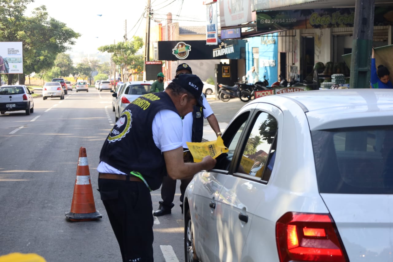 Motoristas recebem material educativo em alusão a campanha Maio Amarelo