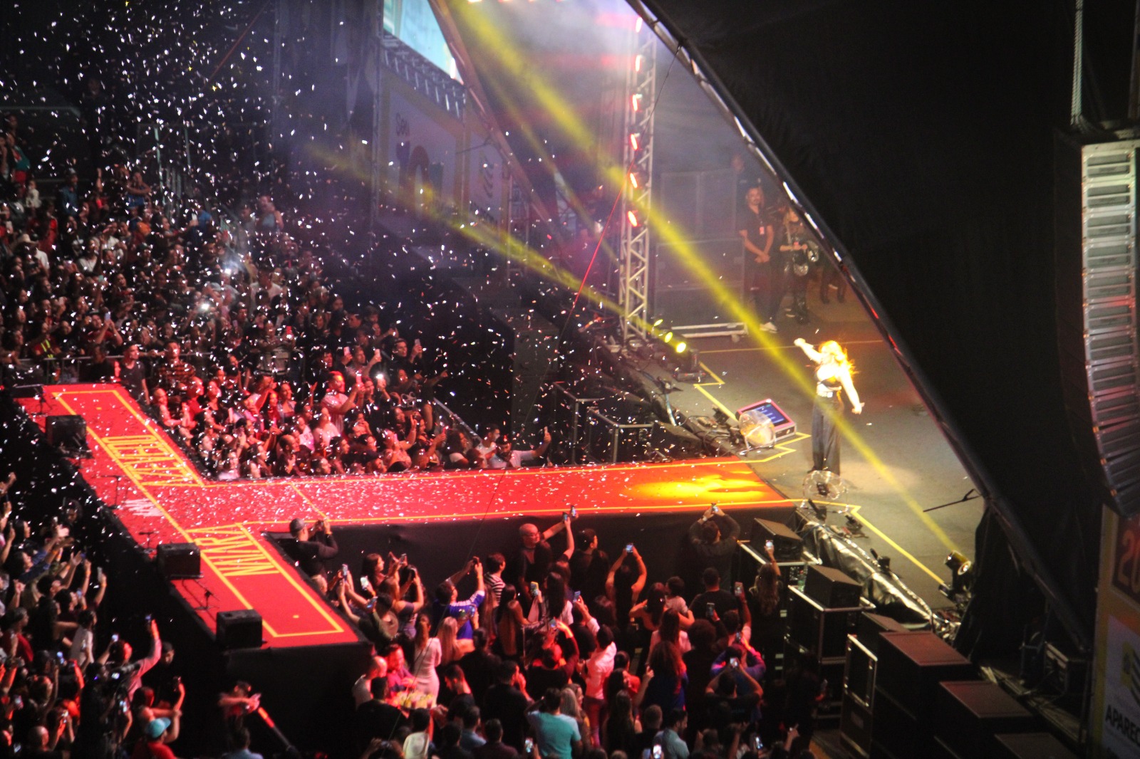 Sertanejo de Naiara Azevedo e abertura de rodeio animam segunda noite do Aparecida é Show